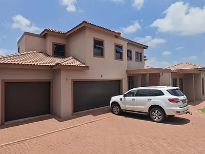 6 Bedroom House For Sale in Rustenburg - OxZt.webp