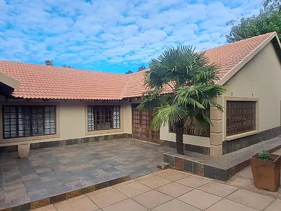 4 Bedroom House For Sale in Rustenburg - CZT7.webp