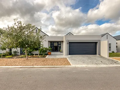 4 Bedroom House To Rent in Stellenbosch - RLhA.webp