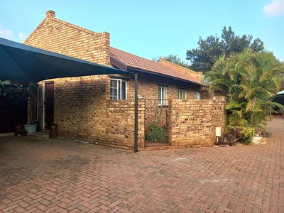 3 Bedroom Townhouse For Sale in Rustenburg - FUFW.webp