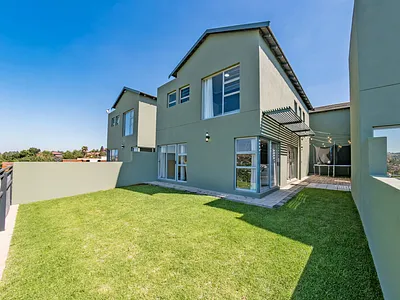 3 Bedroom Townhouse For Sale in Roodepoort - UqAl.webp