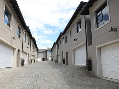 3 Bedroom Townhouse To Rent in East London - img