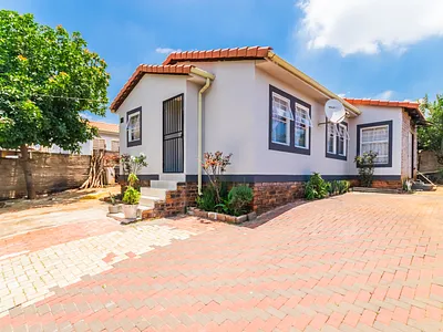 4 Bedroom House For Sale in Roodepoort - VyfX.webp
