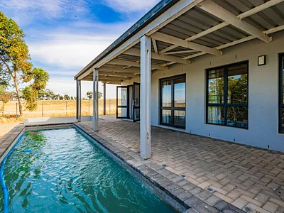 3 Bedroom House For Sale in Cape Town - ZH4m.webp