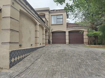3 Bedroom House For Sale in Rustenburg - FVVy.webp