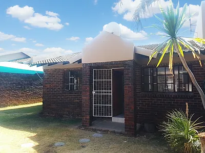 2 Bedroom Townhouse To Rent in Rustenburg - img
