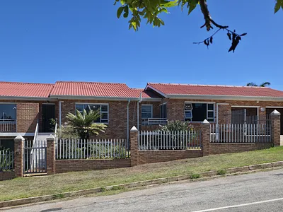 4 Bedroom House For Sale in Jeffreys Bay - uSzR.webp