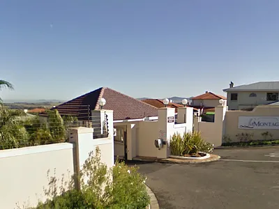 4 Bedroom House To Rent in Somerset West - uLrv.webp