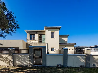 6 Bedroom House For Sale in Milnerton - 2uAW.webp