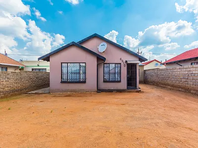 3 Bedroom House For Sale in Soweto - DzpY.webp