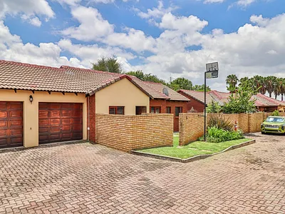 3 Bedroom Townhouse For Sale in Midrand - LSAu.webp