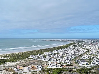 4 Bedroom House For Sale in Struisbaai - JLrW.webp