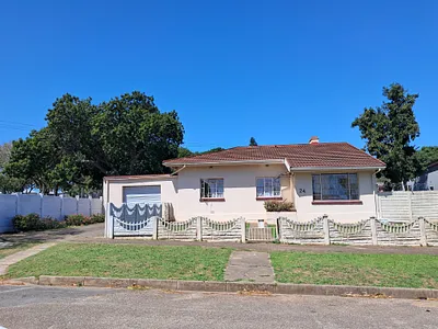 4 Bedroom House For Sale in Uitenhage - 2FSk.webp
