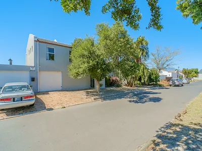 4 Bedroom House For Sale in Goodwood - TbdE.webp