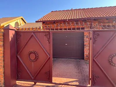2 Bedroom House For Sale in Rustenburg - tQix.webp