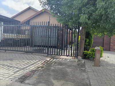 4 Bedroom House For Sale in Rustenburg - BvnY.webp