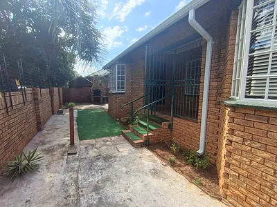3 Bedroom Townhouse For Sale in Rustenburg - img
