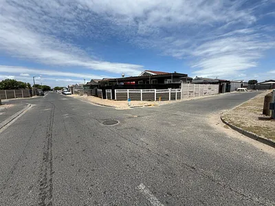 3 Bedroom House For Sale in Cape Town - XUPf.webp