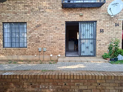 2 Bedroom Townhouse To Rent in Roodepoort - img