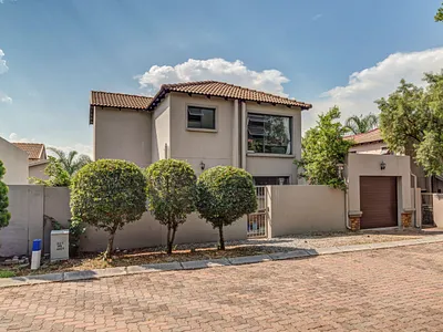 3 Bedroom House For Sale in Sandton - YNlY.webp