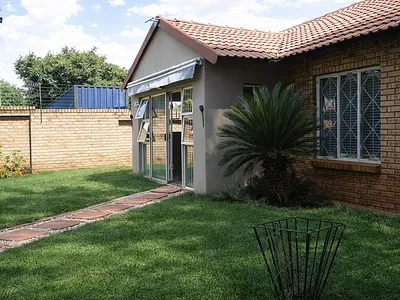 3 Bedroom House For Sale in Germiston - HLs5.webp