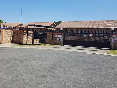 3 Bedroom Townhouse To Rent in Roodepoort - img