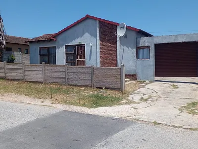 3 Bedroom House For Sale in Port Elizabeth - 5Ldg.webp