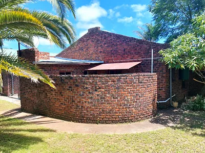 8 Bedroom House For Sale in Swartruggens - 1neh.webp