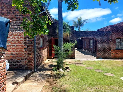 8 Bedroom House For Sale in Swartruggens - fIYE.webp