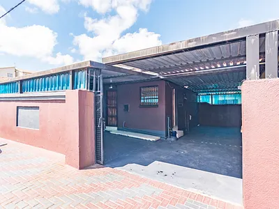 2 Bedroom House For Sale in Roodepoort - 427H.webp