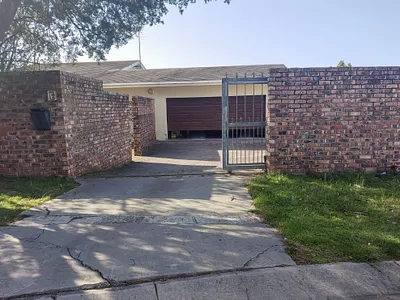 5 Bedroom House For Sale in East London - cyvg.webp