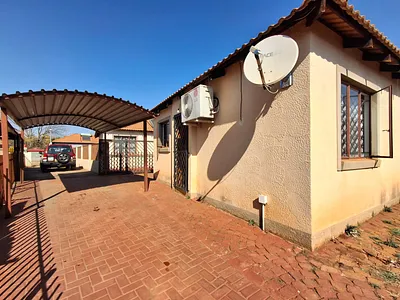 3 Bedroom House For Sale in Akasia - dksj.webp