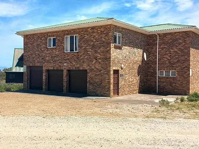 4 Bedroom House For Sale in Pringle Bay - XcBG.webp