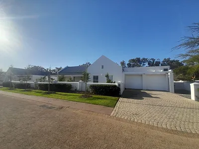 4 Bedroom House To Rent in Somerset West - zYin.webp