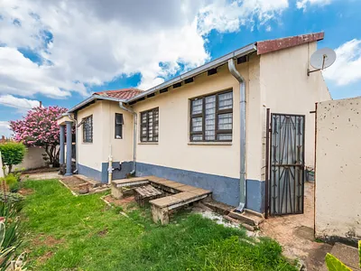 3 Bedroom House For Sale in Soweto - Q6f6.webp