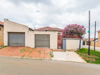 3 Bedroom House For Sale in Soweto - ukSV.webp