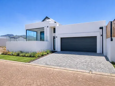 3 Bedroom Townhouse For Sale in Somerset West - EeUA.webp