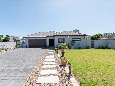 3 Bedroom House For Sale in Langebaan - 5GMr.webp
