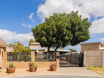 5 Bedroom House For Sale in Goodwood - MlZu.webp