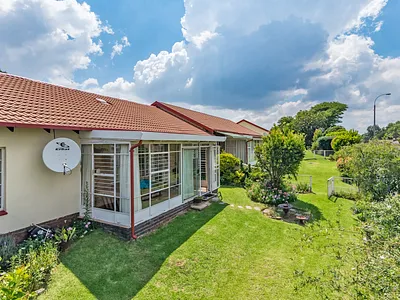 2 Bedroom Townhouse For Sale in Roodepoort - VoFX.webp