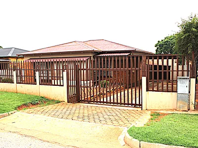 3 Bedroom House For Sale in Roodepoort - 4rgt.webp