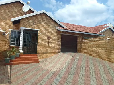 3 Bedroom Townhouse For Sale in Rustenburg - eTdF.webp