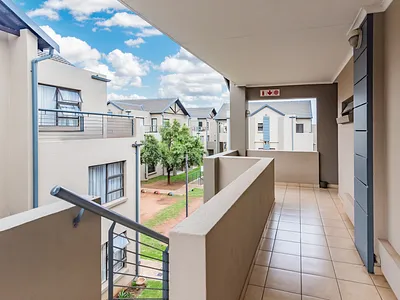 2 Bedroom Apartment For Sale in Roodepoort - bJbo.webp