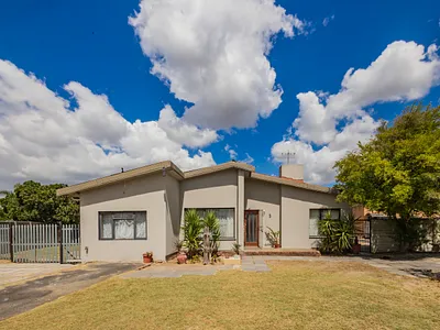 3 Bedroom House For Sale in Brackenfell - zm4F.webp