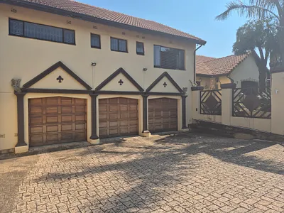 4 Bedroom House For Sale in Johannesburg - F6th.webp