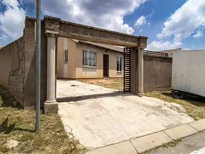 3 Bedroom House For Sale in Roodepoort - cyZ3.webp