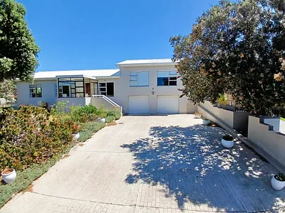 3 Bedroom House For Sale in Stilbaai West, Stilbaai - zLEy.webp