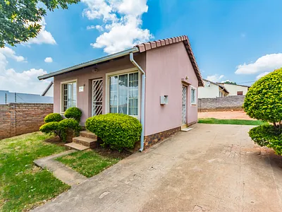 2 Bedroom House For Sale in Roodepoort - 5eBJ.webp