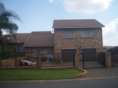 4 Bedroom House For Sale in Johannesburg - b2Xe.webp