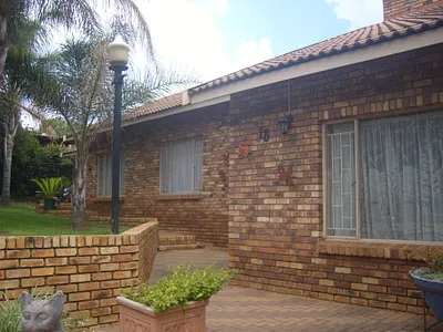 4 Bedroom House For Sale in Johannesburg - y7b4.webp